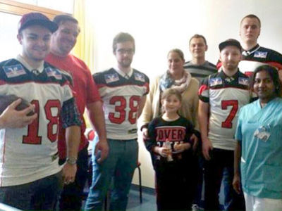 Söldner besuchen Kinderklinik